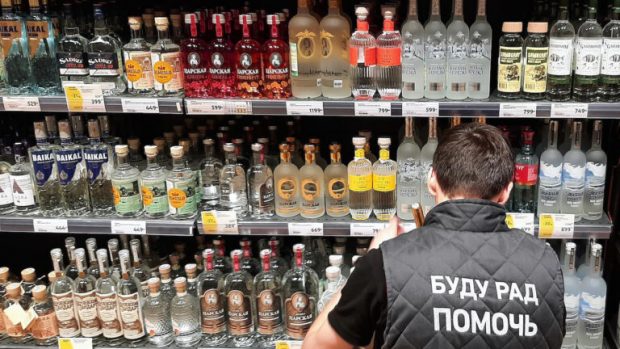 Rușii sunt supărați pe Vladimir Putin, după ce prețul vodcii a crescut din nou de la 1 ianuarie: „Nu ne lua plăcerea pentru a acoperi cheltuielile de război”