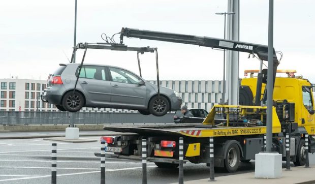 200.000 de euro taxă de parcare la aeroportul din Berlin. Un VW Golf a stat nemișcat mai mult de un an chiar în fața intrării