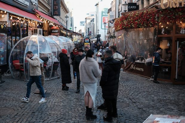 Cum au îmbătat ospătarii și barmanii din Centrul Vechi turiștii străini și le-au furat peste 400.000 de lei de pe carduri