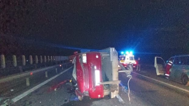 Accident cu 12 persoane implicate în Sălişte, Sibiu, după ce un microbuz cu platformă s-a răsturnat, iar în coloana formată trei maşini s-au ciocnit