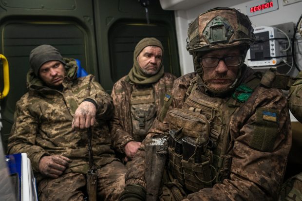 Înalți oficiali de la Kiev se tem că existența Ucrainei e amenințată, dacă negocierile de pace nu încep în câteva luni: „Cât timp mai avem?”