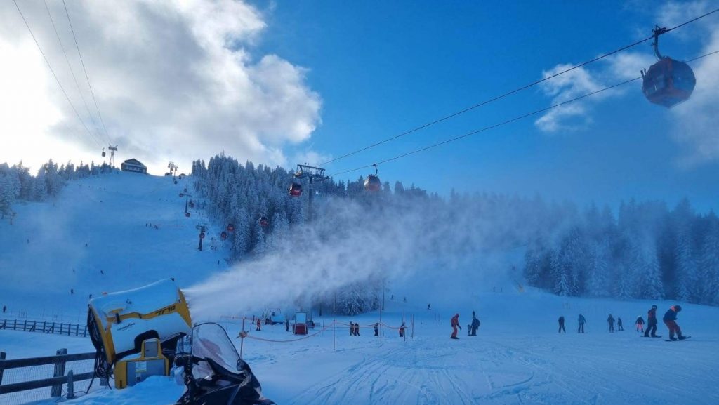 zapada articifiala pe partiile din poiaana brasov foto muncipiului brasov e1736007426213