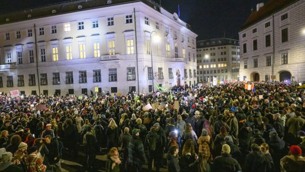 Zeci de mii de oameni au protestat la Viena față de preluarea puterii de extrema dreaptă: „Mi-e teamă pentru Europa, oamenii votează autocraţi nebuni”