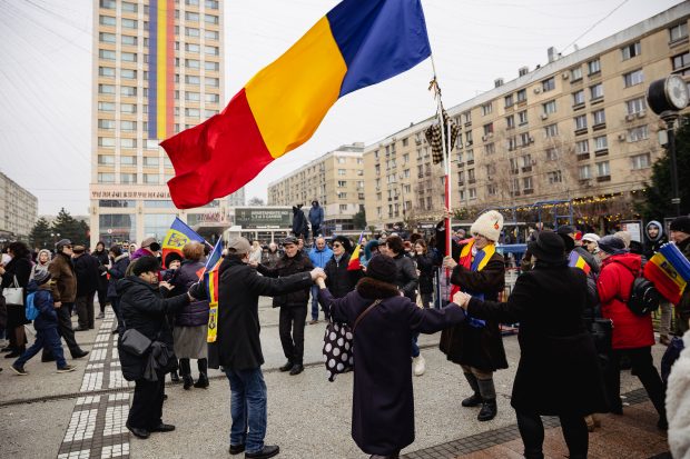Ziua Unirii în imagini la Iași: câteva mii de oameni s-au bucurat de „sârba moldovenilor” și au fluierat puținii politicieni prezenți | Fotoreportaj