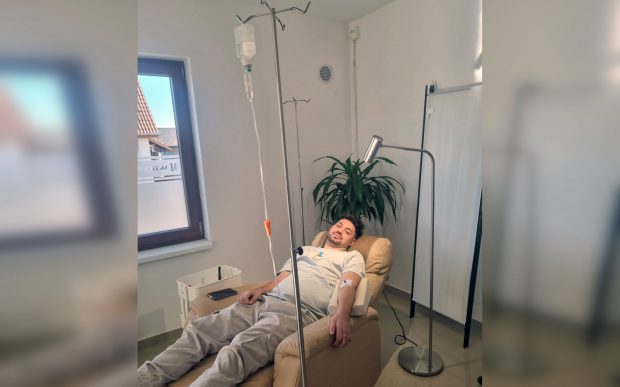Bolnav de scleroză laterală amiotrofică, Tony, fost fotbalist, trebuie să facă transplant cu celule stem. Procedura îi poate fi administrată în SUA, pentru 60.000 de euro