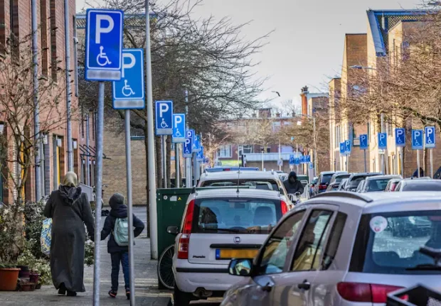 42 de locuri de parcare pentru persoane cu handicap pe o singură stradă, într-un cartier muncitoresc din Haga: „Nu este normal”