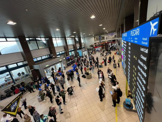 Ai nevoie de o priză pe Aeroportul „Henri Coandă” din București? N-ai nicio șansă să-ți încarci telefonul sau laptopul