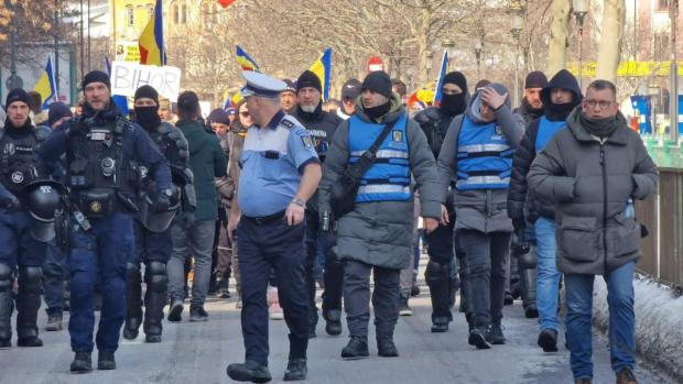 Șeful Brigăzii Rutiere București, în cămașă cu mânecă scurtă la -2 grade, la protestul din Piața Victoriei