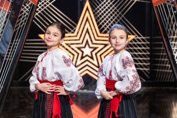 Surorile Bucur de la Românii au talent 2025, admiratoare înfocate ale Petrolul Ploiești. „Bobiță, tu ne ești dușman! Tu ții cu Universitatea Craiova”