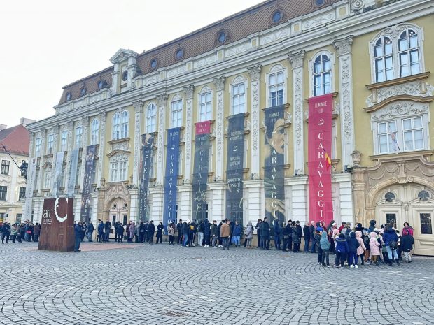 Coadă la Timișoara, la Muzeul Național de Artă, pentru vizitarea gratuită a expoziției „Luminile lui Caravaggio”