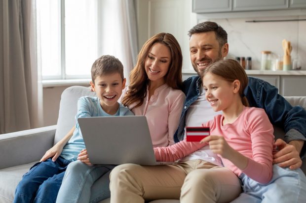 5 carduri suplimentare, 0 taxe de emitere: CardAvantaj este pentru întreaga familie