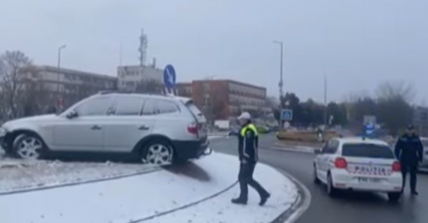 Un șofer băut care mergea la Craiova a ajuns cu mașina în mijlocul unui sens giratoriu și a plecat de la locul accidentului