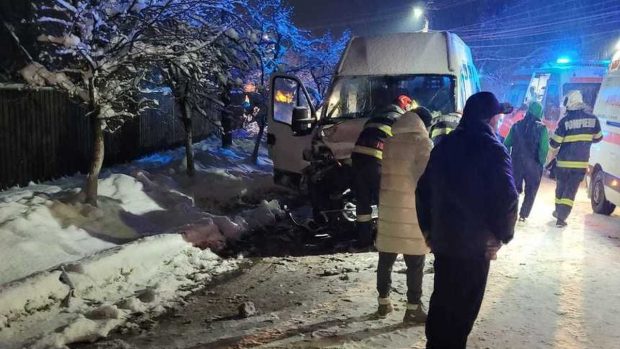 Două microbuze şi un TIR, pline cu 24 de oameni, s-au ciocnit la Ariceştii Rahtivani, în Prahova. Mai multe persoane, duse la spital după accident