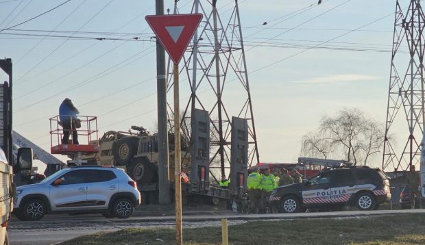 Un vehicul militar condus de un soldat britanic a acroșat doi stâlpi de electricitate din Galați