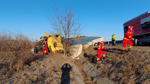 Accident rutier pe autostrada A1, pe sensul Sebeș – Sibiu. Un TIR a lovit o autoutilitară staționată pe banda de urgență