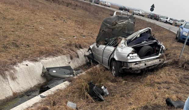 Un șofer din Rădăuți a făcut praf un BMW pe centură și după accident a plecat pe jos în oraș, însă și-a uitat portofelul lângă mașina distrusă