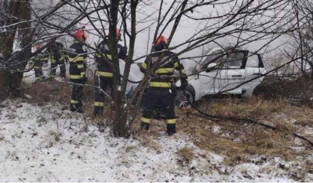 Pompierii au găsit doi oameni morți la Pitești, într-o mașină care a căzut de pe autostradă și a luat foc