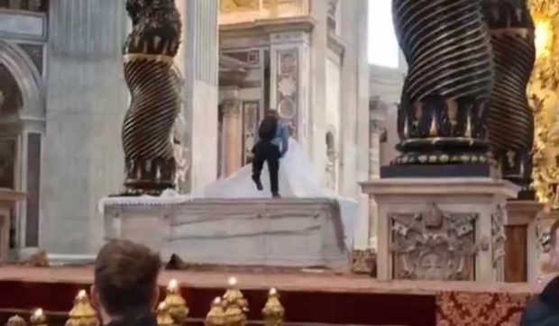 Un român a năvălit în Bazilica Sfântul Petru din Vatican și a vandalizat altarul. Imaginile au revoltat internetul: „Tată, iartă-l, căci nu știe ce face”