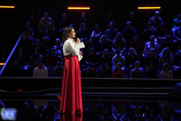 Adriana Dascălu, o româncă stabilită în Spania, care muncește într-o fabrică de conserve, a uimit la X Factor 2025: „E precum Cenușăreasa!”