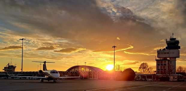 Șefii Aeroportului din Constanța și-au triplat indemnizațiile, după care și-au redus obiectivele de performanță