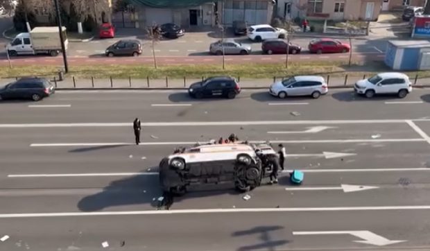 O ambulanță care s-a răsturnat în Oradea a fost repusă pe roți de martori: „Este extrem de grav. Reacțiile instinctuale pot genera mai multe probleme decât accidentul în sine”