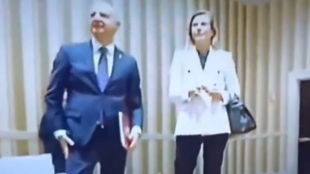 Președintele Poloniei a așteptat în fața ușii lui Donald Trump aproape două ore pentru o discuție de câteva minute | VIDEO