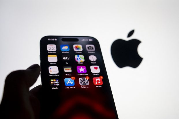 Apple nu poate construi iPhone-ul „aniversar” decât în China