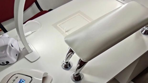 Aspiratorul de praf pentru unghii: Un instrument esențial într-un salon de manichiură