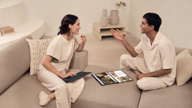 ASUS Zenbook DUO (UX8406): un laptop remarcabil cu două ecrane tactile OLED de dimensiune completă