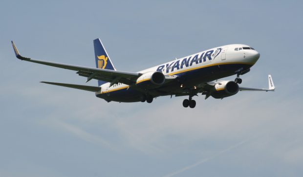 O pasageră taxată de Ryanair cu 60 de euro pentru o sticlă de apă. Interpretarea controversată a regulilor
