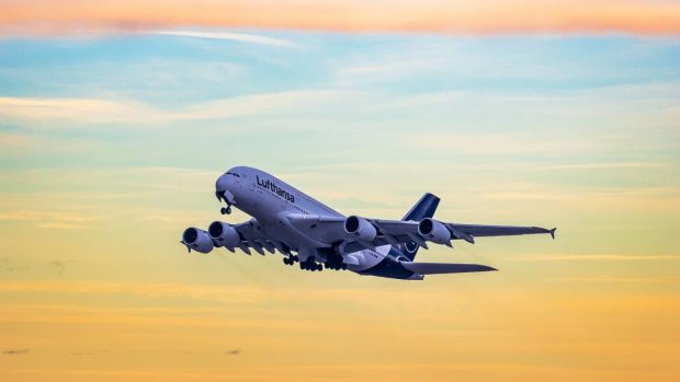 Un pasager a forțat aterizarea unui avion pe Aeroportul Otopeni din București, la 30 de minute după decolare, după ce a început să strige la ușa piloților