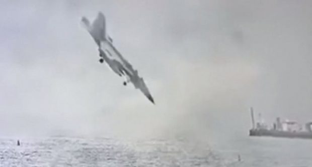 Momentul în care un avion american de luptă s-a prăbușit în portul San Diego | VIDEO