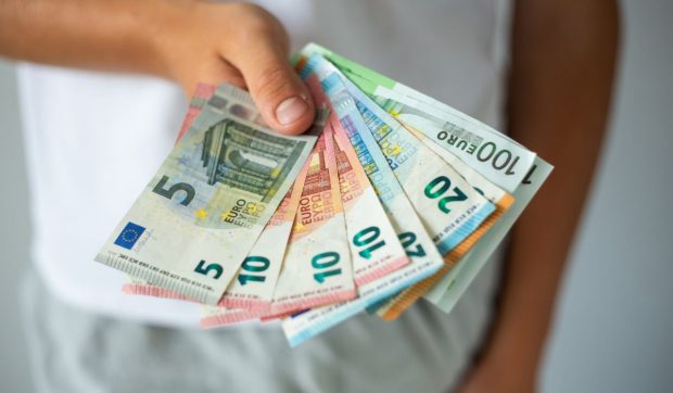 Un bărbat care a depus 10 euro la bancă și a uitat de ei 20 de ani a descoperit că avea doar 3,7 euro în plus în cont