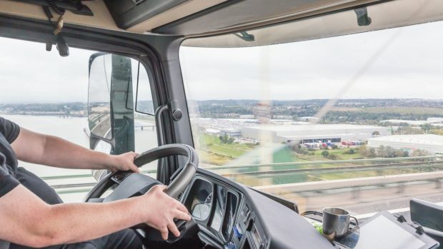 Șofer român de TIR prins cu 23.400 de litri de bere de contrabandă în camion și condamnat, în Franța