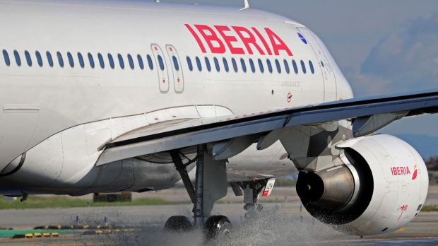 Un bărbat a sărit dintr-un avion aflat pe punctul de a decola, după ce s-a ascuns în instalaţiile de pe pistă, pe Aeroportul Paris-Orly – VIDEO