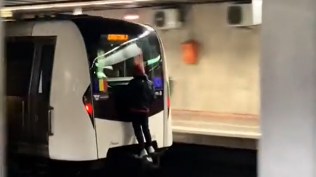 Poliția din București, avertisment despre un nou trend periculos la metrou: „Viața este mult mai prețioasă decât câteva secunde de faimă pe internet”