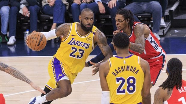 Cum vrea o companie europeană să facă baschetul din NBA mai atractiv pentru public: se testează mingea „inteligentă”