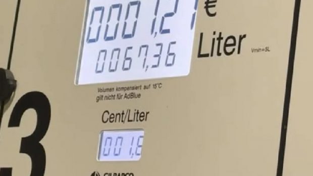 Sute de șoferi au dat năvală într-o benzinărie unde se vindea benzină cu 1 eurocent litrul. Au alimentat mii de litri, până a venit poliția