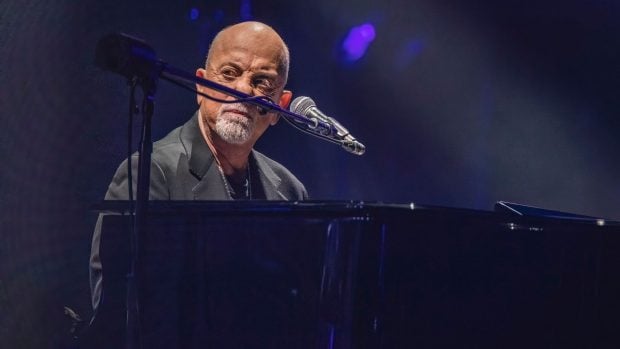 Momentul în care Billy Joel cade secerat pe scenă. Pianistul susținea un concert în SUA | VIDEO