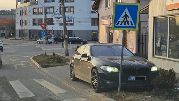 Un șofer din Cluj-Napoca și-a parcat BMW-ul pe trotuar și a blocat o trecere de pietoni: „Legenda spune că vrea să traverseze pe lângă, ca ăia cu trotinetele”