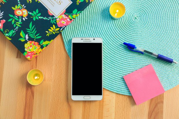 Călătorii fără griji: 6 gadgeturi și accesorii utile pentru telefonul tău atunci când pleci în vacanță