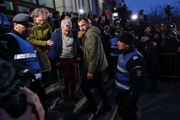Unul dintre bodyguarzii Cristelei Georgescu a venit la protest cu o armă de foc neletală, pe care nu avea dreptul să o poarte la adunări publice