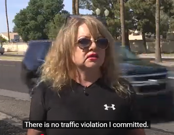 O româncă, susținătoare a lui Donald Trump, a fost pusă la pământ de polițiști când a fluturat din decapotabilă un steag cu președintele Americii