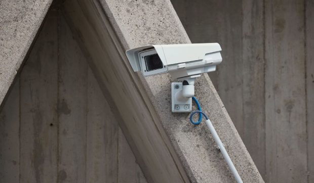 Camere video ilegale în băile dintr-o școală, în Neamț. Directorul monitoriza totul de pe telefonul personal