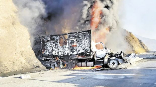 5 camioane s-au ciocnit și au explodat pe „Autostrada Morții” din Mexic. Accidentul, soldat cu 2 oameni morți și 5 răniți, a fost filmat – Video