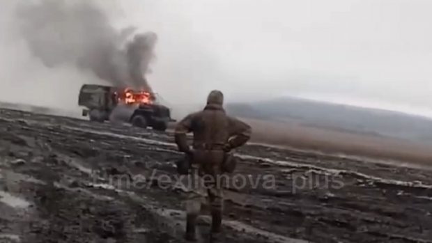 Soldați ruși rămași cu gura căscată, când văd un camion care arde și în care nu știu dacă erau camarazii lor: „O fi scăpat cineva?!”