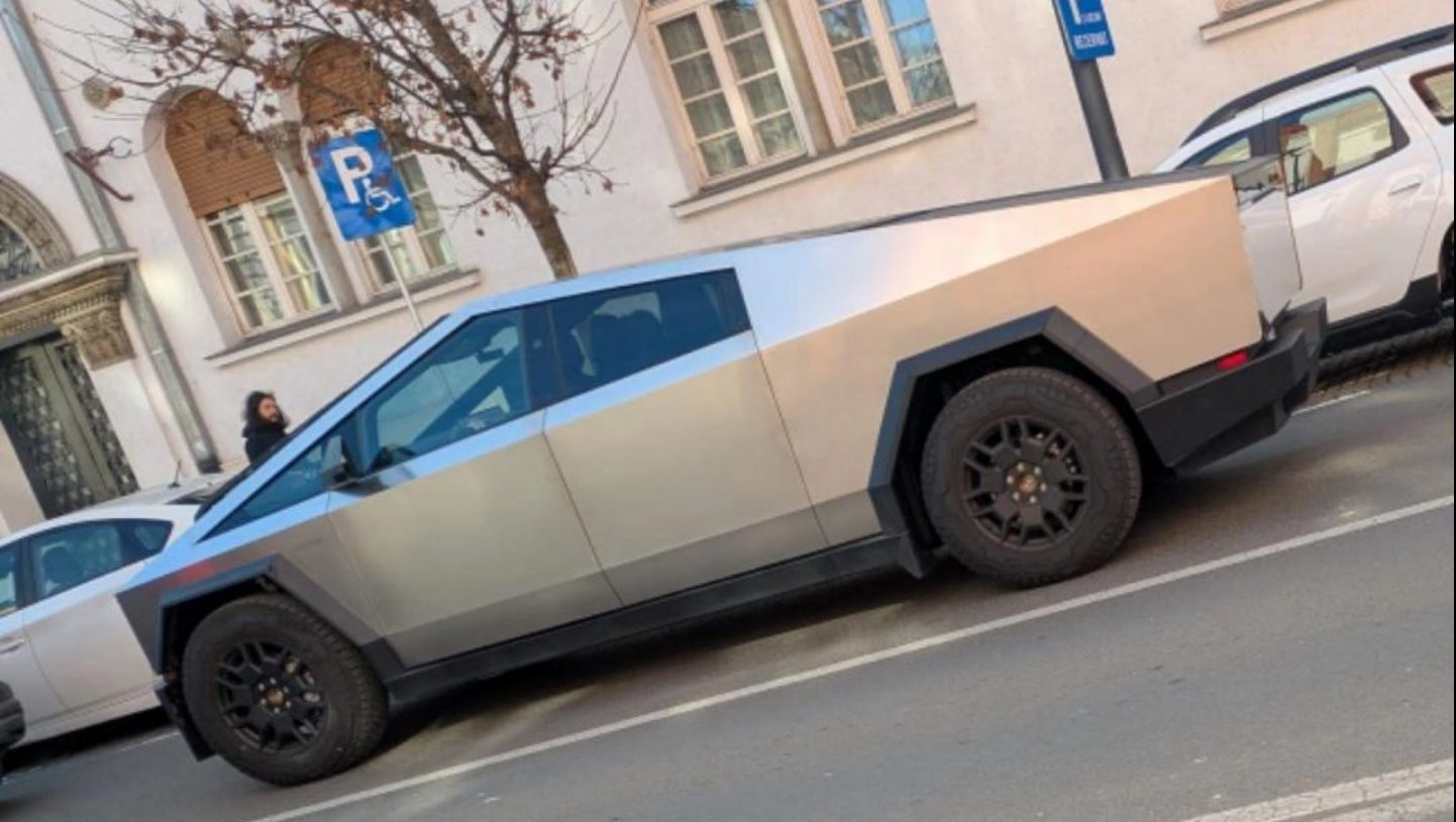Tesla Cyber​​truck、Cluj-Napocaの路上で。人々の皮肉な反応：「これは11平方メートルのスタジオです」