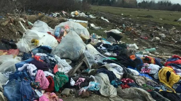 Jandarmeria Brașov, amendă uriașă pentru doi oameni care au aruncat gunoi pe un câmp, după care au fugit