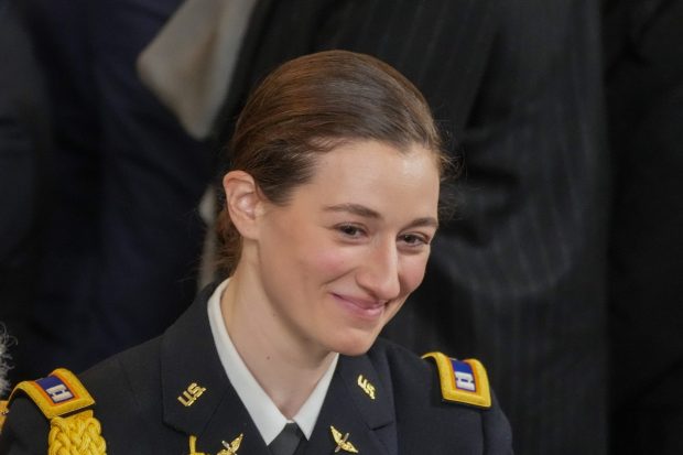 Cine este femeia-soldat de la bordul elicopterului implicat în tragedia aeriană de la Washington: „A fost o războinică”. Criticile lui Donald Trump
