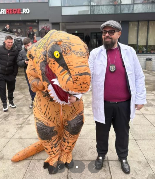 Piedone, în control la Cantina R3 din Regie. Directorul ANPC a fost primit cu urale de studenți și aplaudat de un om în costum de dinozaur